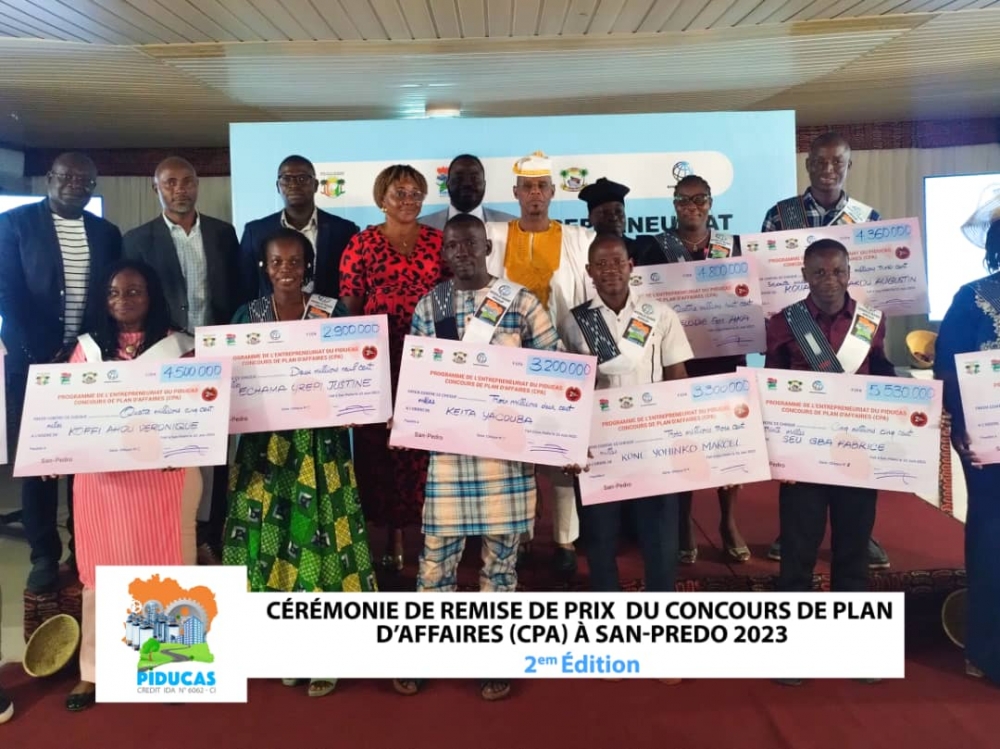 CÉRÉMONIE DE REMISE DE CHÈQUES  AUX LAURÉATS DU CONCOURS PLAN D'AFFAIRES SAN-PEDRO 2ème ÉDITION DE LA VILLE DE SAN-PEDRO
