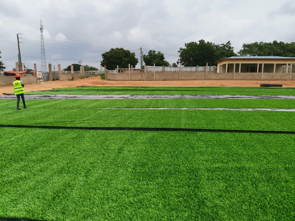 Revétement de sol sportif en gazon synthétique en cours pour Stade de &quot;Yaoundé&quot;avec 77% de taux d&#039;avancement