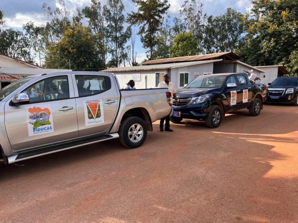 Remise de 2 véhicules 4x4 de type pick-up à la Mairie de Bouaké le mercredi 23 mai 2022 dans le cadre des activités de renforcement de capacité du PIDUCAS